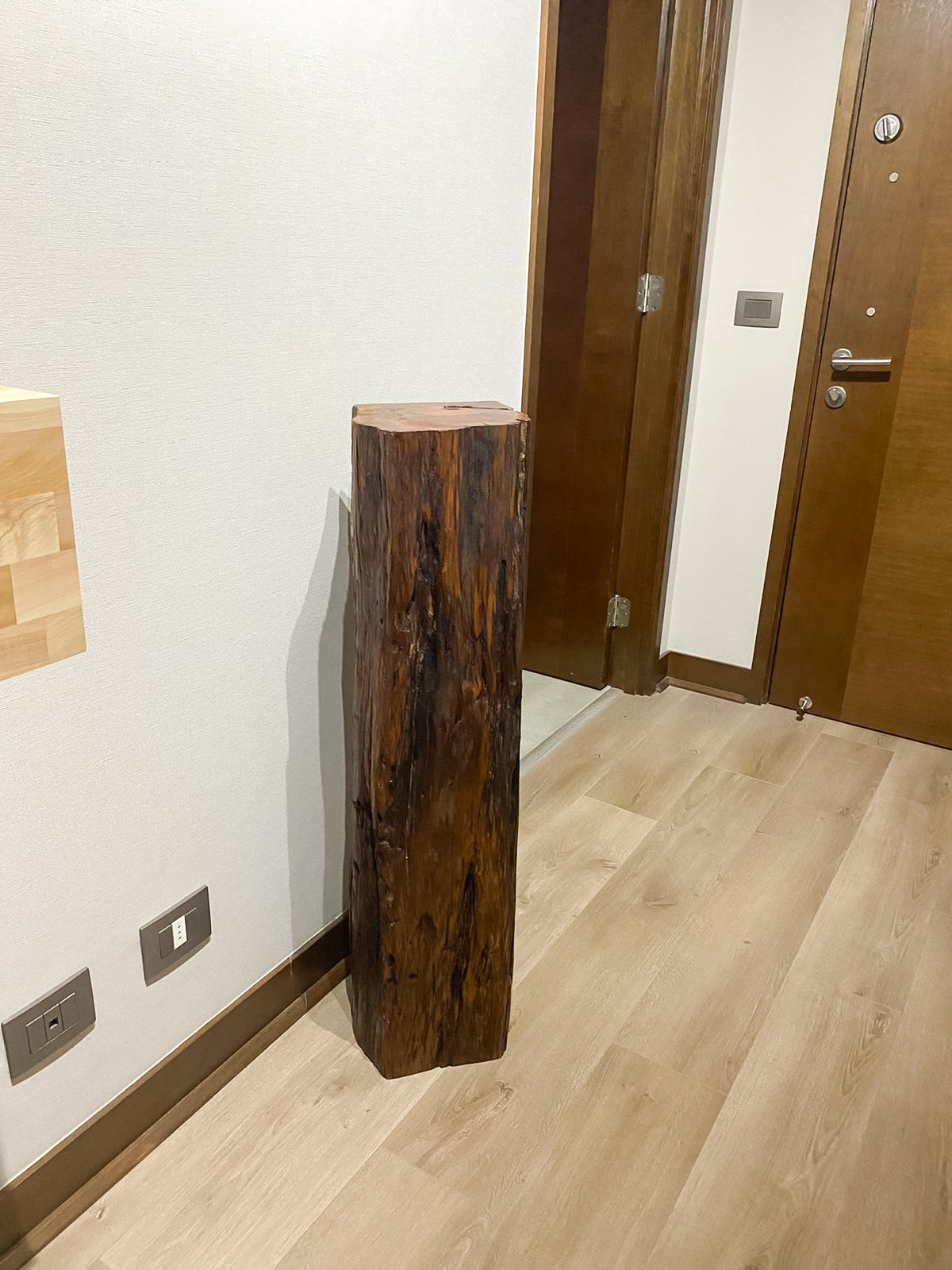 Plinto-Pedestal Mejillones Madera